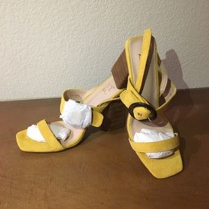 New York Company Yellow Suede High Heels Shoes 10. NEW